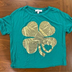 Green Tee with Gold Four-Leaf Clover Graphic Girls Size Medium